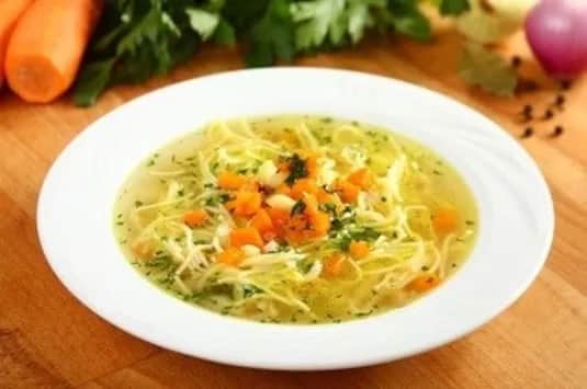 Jakie zupy z makaronem warto przygotować na smaczny obiad?