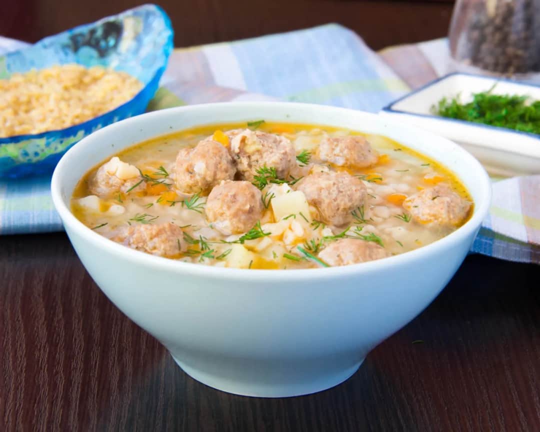 Najlepsze przepisy na zupę z pulpetami, które pokochasz