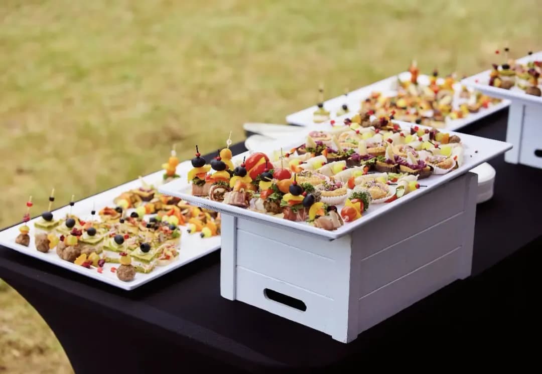 Catering co to? Poznaj tajniki usług cateringowych na imprezy