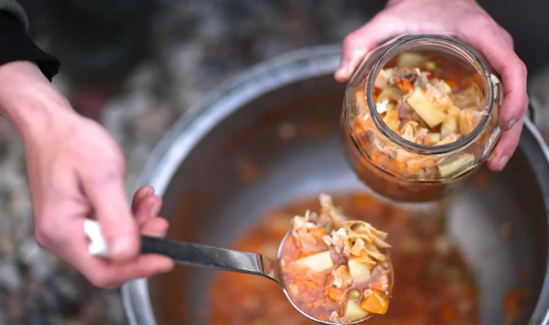 Ile może stać zupa w lodówce? Sprawdź, by uniknąć zepsucia