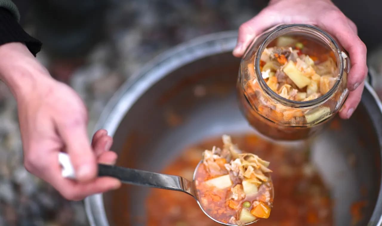 Ile może stać zupa w lodówce? Sprawdź, by uniknąć zepsucia