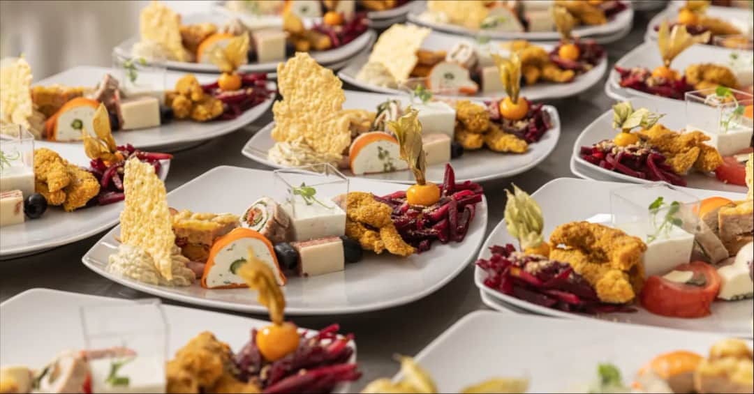 Ile kosztuje catering na 20 osób? Sprawdź, co wpływa na cenę