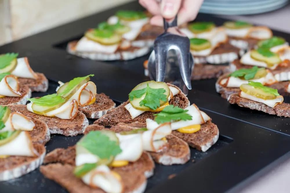 Ile kosztuje catering na 60 osób? Sprawdź ceny i opcje menu