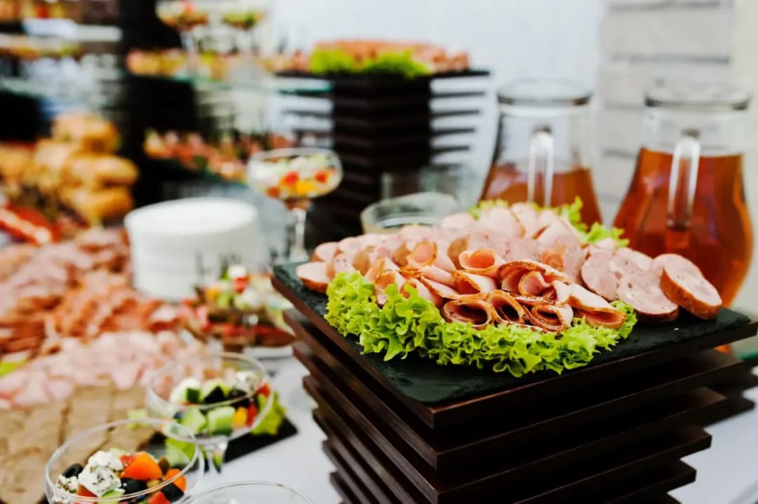 Catering ile za osoby: jakie ceny i co wpływa na koszty?