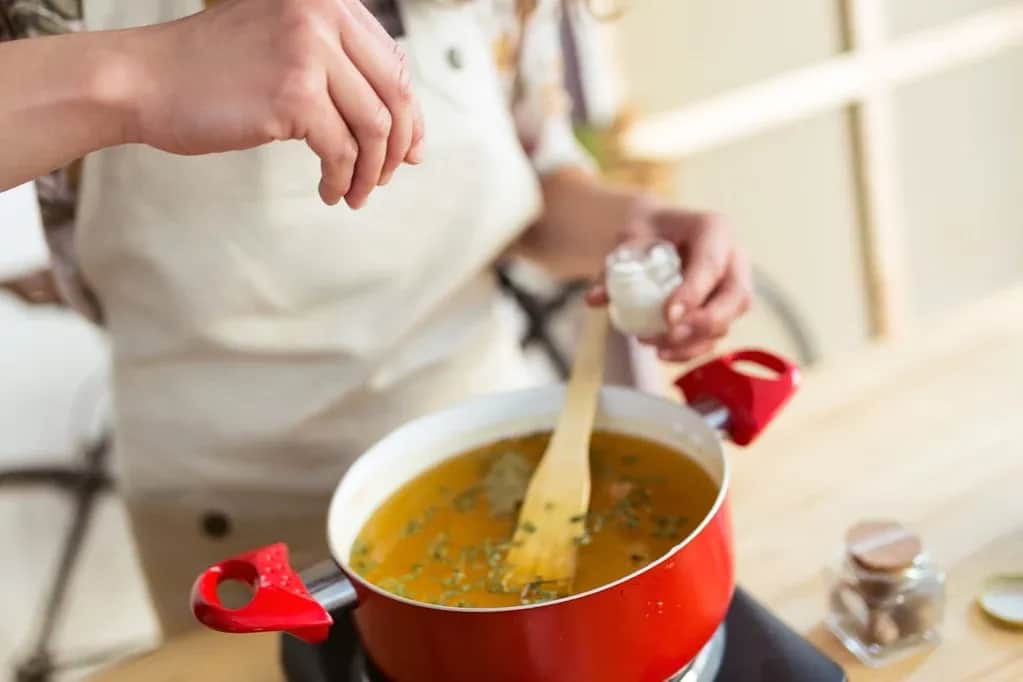 Co zrobić gdy zupa jest za słona? Skuteczne sposoby na ratunek