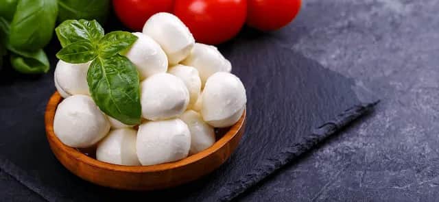 Czy mozzarella jest dietetyczna? Sprawdź jej kalorie i wartości odżywcze