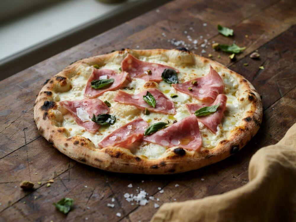 krojenie pizzy z mortadelą